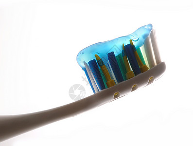 牙刷与牙膏特写隔离在白色图片