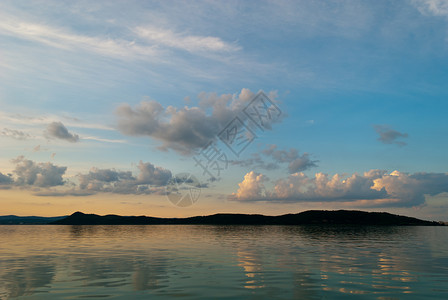 太阳落山在宿醉的Balaton湖上图片
