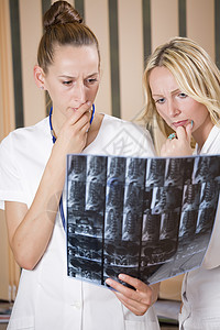 女医生阅读MRI电影图片