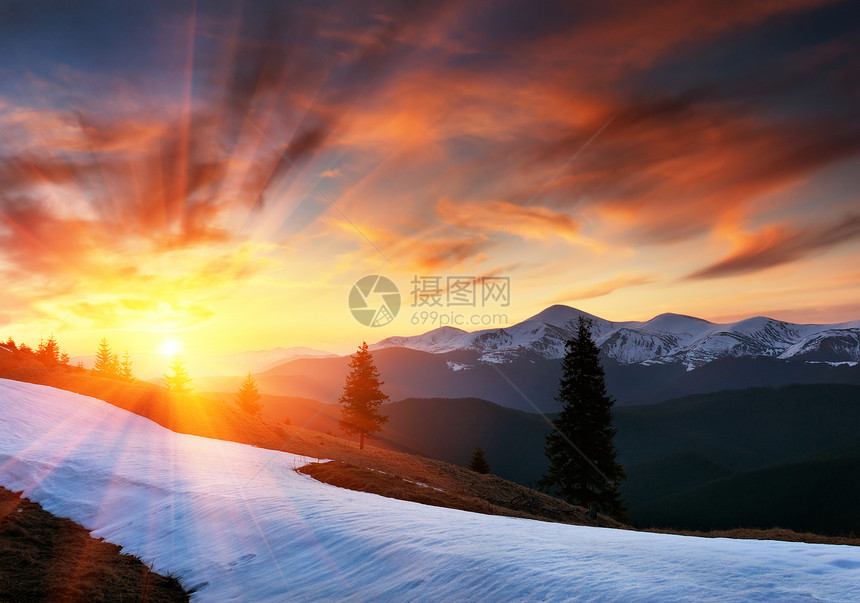 春天的风景与多云的天空在一天结束图片