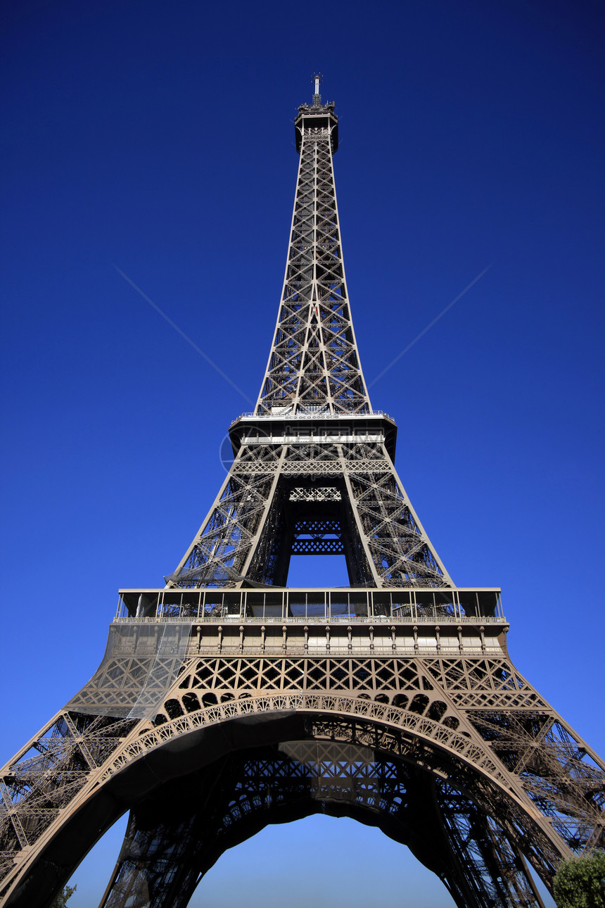 巴黎的埃菲尔铁塔在蓝天的背图片