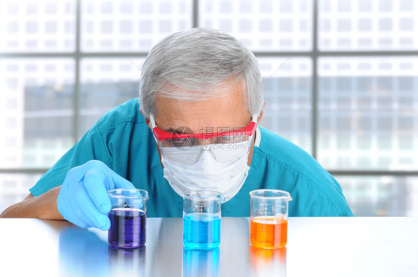 现代实验室的科学家戴着防护面罩和护目镜检查装满不同化学物质的实验室烧图片