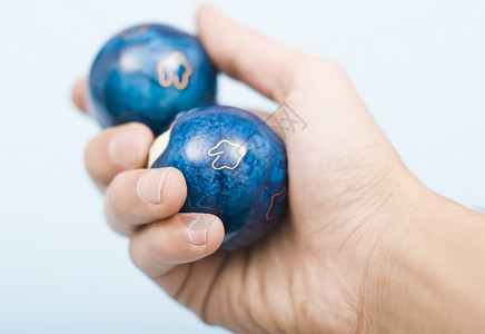 球用来放松精神和身体手牵在蓝背景图片