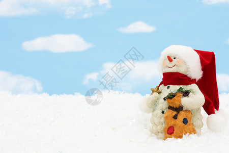 在蓝天背景的一个雪人冬时图片