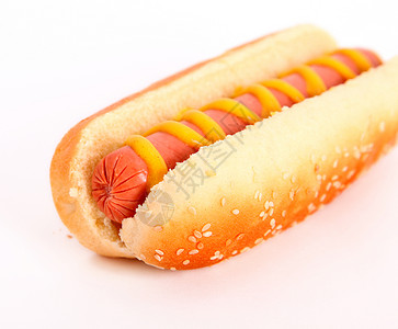 白色背景下的香肠芥末和面包热狗图片