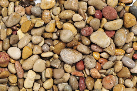 一堆湿鹅卵石的特写图片
