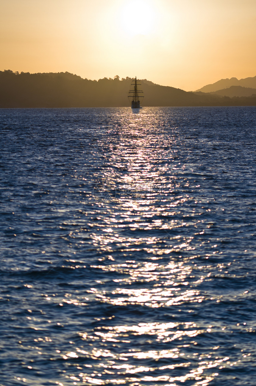 乘帆在黎明的阳光下沐浴太阳在海洋中产图片