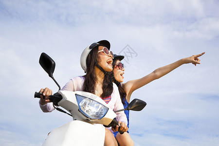 快乐的女孩骑摩托图片