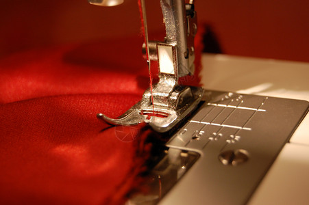 缝纫机细节与红线和布图片
