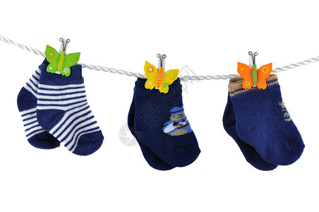 可爱的蓝色婴儿袜子悬图片