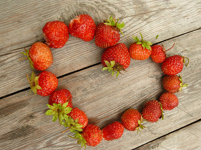 心是多汁的草莓做的躺图片