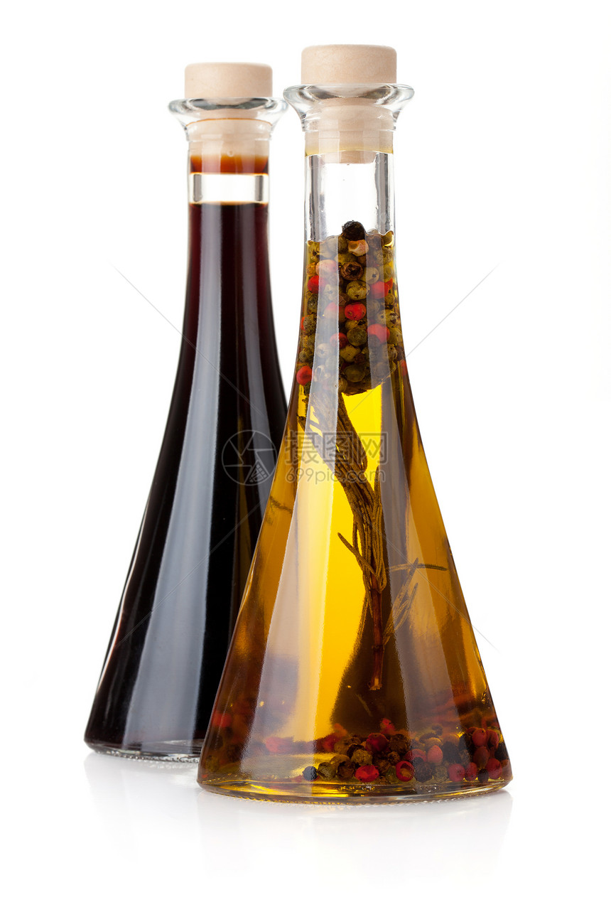 橄榄油和醋瓶在白色背景上孤立图片