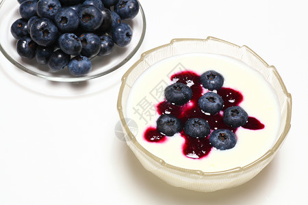 奶油酸奶上的天然蓝莓图片图片