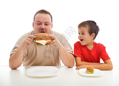 吃汉堡包的男人和男孩背景图片