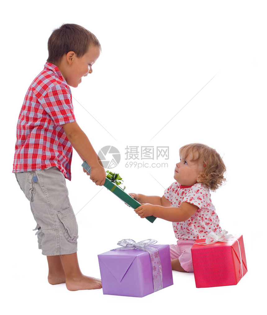 两个孩子带着礼物图片