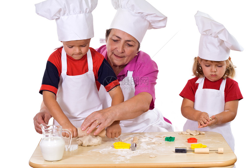 外祖母帮助和教孩子如何做饼图片
