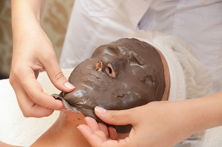 女人脸上的巧克力面具特写图片