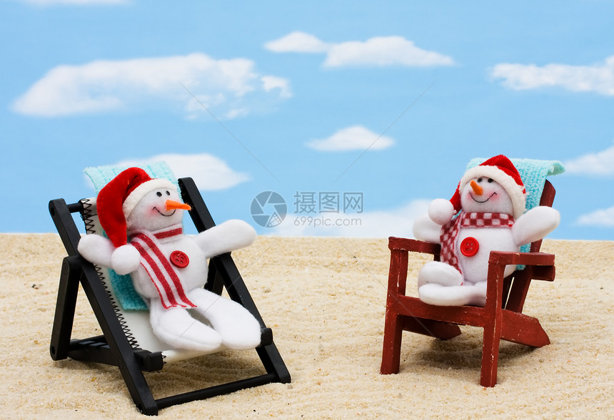 休息椅雪人坐在天空背景的雪人图片