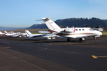 不同型号的飞机停在俄勒冈港附近的Trou图片