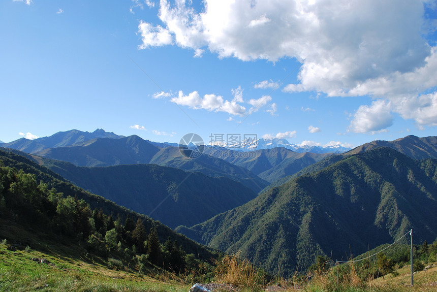 夏季阿尔卑斯山脉全景罗莎山底背景意图片