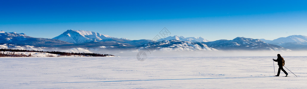 人们在跨国滑雪上滑雪给未接触的粉雪留图片