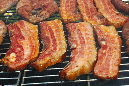 烧烤bbq猪肉羊排和香肠在南非夏季户外烧烤图片
