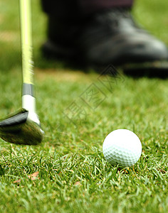 驾驶高尔夫球从高尔夫锦标赛的T图片