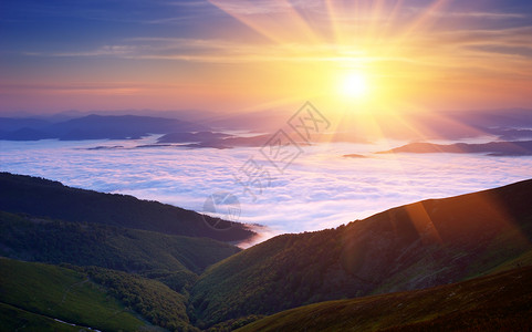 在山的夏天风景与太阳图片