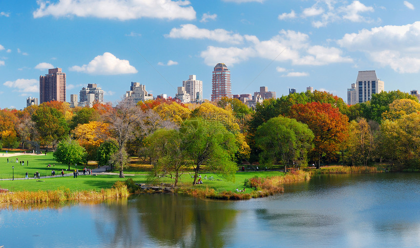 纽约市中央公园秋天的全景与曼哈顿摩天大楼和湖上多彩的图片
