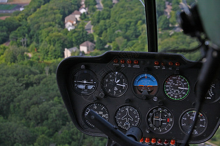 直升机驾驶员在住宅区上空图片