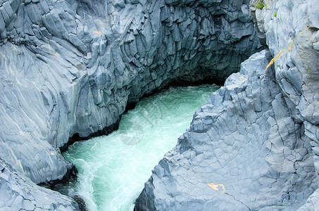 玄武岩中的洪流图片