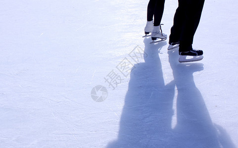 溜冰场上的情侣图片