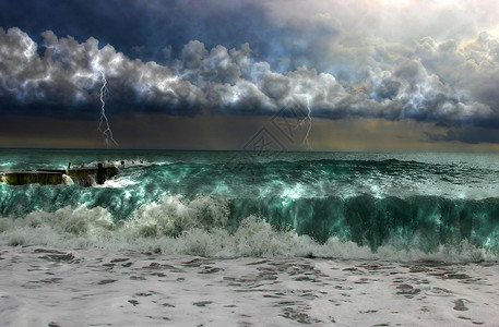 海上有闪电天空下有雷云图片