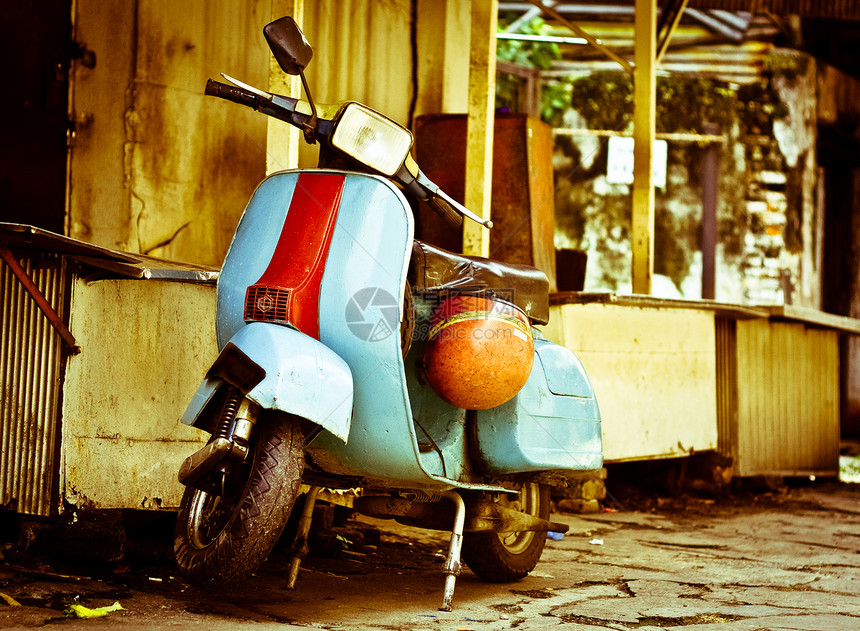 古老的瓦斯帕摩托车在中华图片