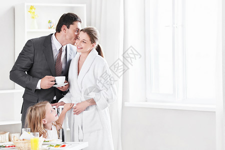 丈夫在去厨房前亲吻妻子图片