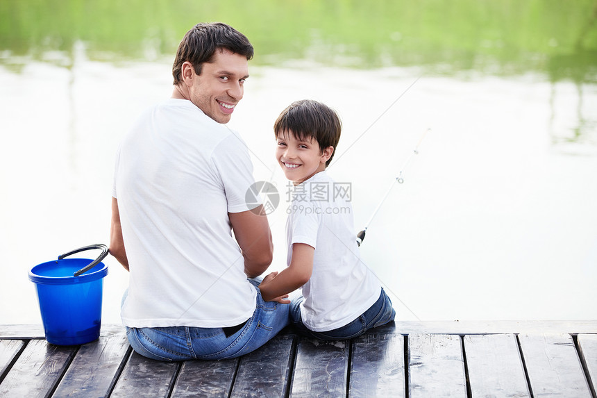 父子带着鱼竿去钓鱼图片
