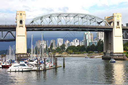 格兰维尔岛不列颠哥伦比亚省温哥华加拿大和附近码头的Bu图片