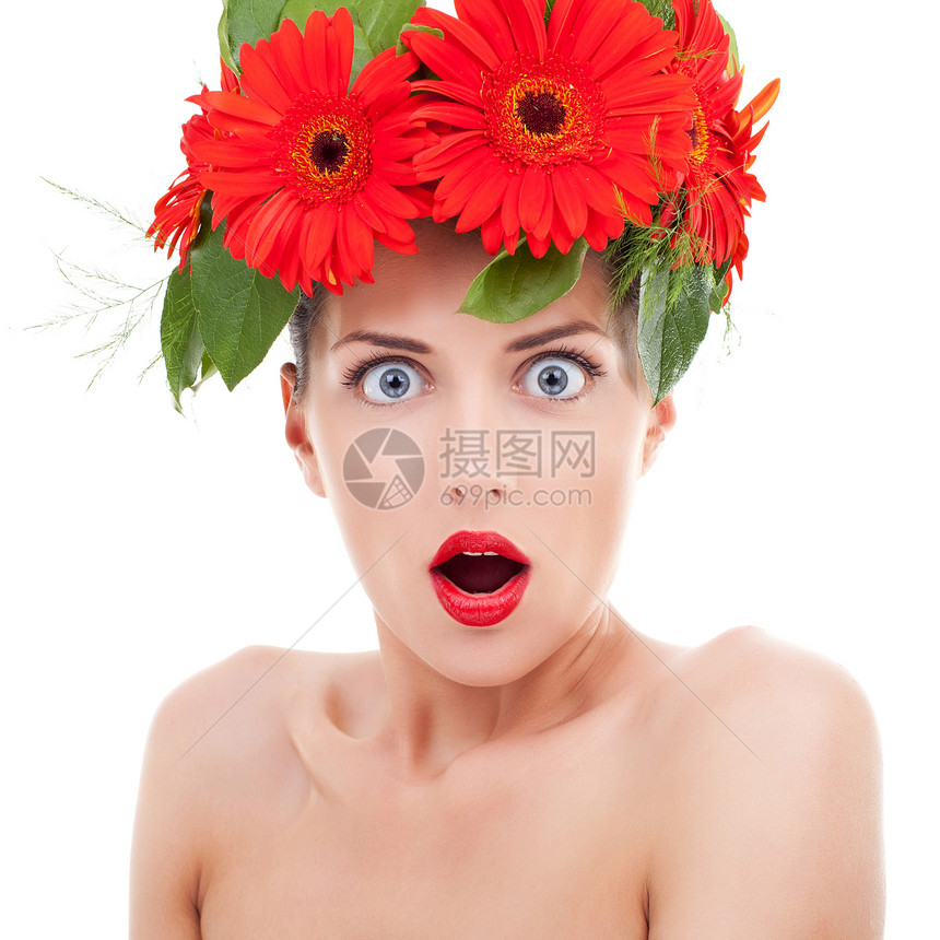 穿着红花的美丽女在白背景上头上图片