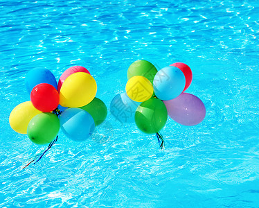 在游泳池里漂浮的气球图片
