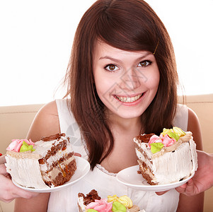 有巧克力蛋糕的年轻女图片