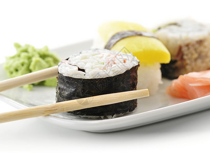 白盘中的寿司分类图片
