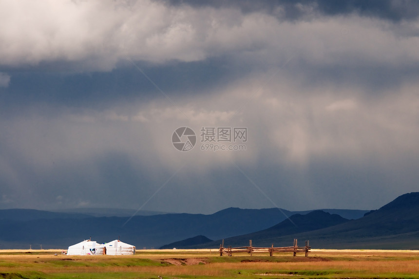 在暴风雨天气的蒙古风景图片