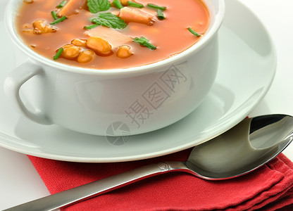 白汤杯中的火腿和西红柿白豆汤图片