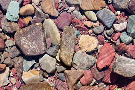 清澈水河底的岩石上美丽的颜色图片