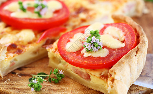 洋葱番茄和奶酪的法国培根图片