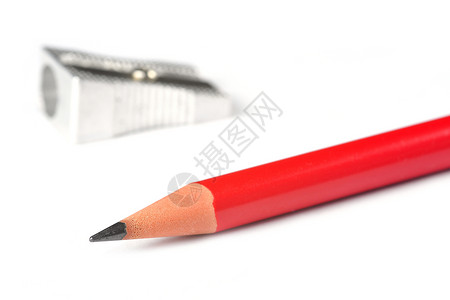 一支红色锋利的铅笔和一个卷笔刀图片