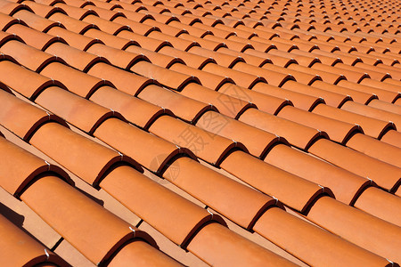 由陶瓷材料制成的橙色屋顶瓦片图片