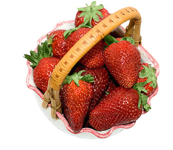 紧闭的篮子草莓在白图片