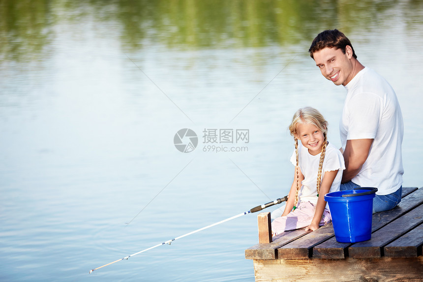 父女去湖边钓鱼图片