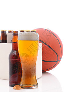 一个篮球六包啤酒瓶和一个杯子Ale图片